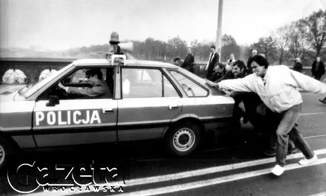 27.10.1990. Radiowóz policji odpala dzięki uprzejmości przechodniów