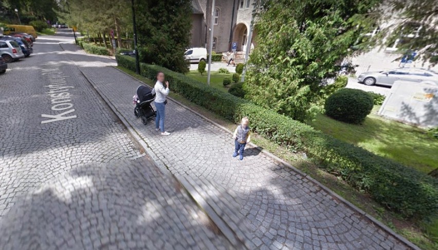 Tłumy turystów i mieszkańcy na zdjęciach Google Street View