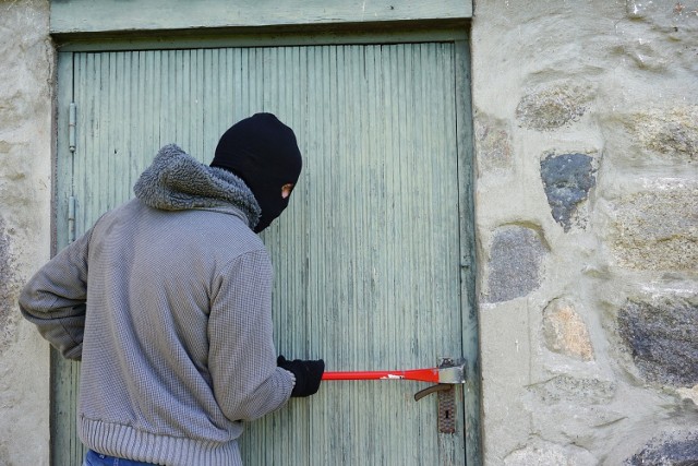 Kradzież z włamaniem

Zabór rzeczy ruchomej celem jej przywłaszczenia dokonany po uprzednim pokonaniu zabezpieczenia (drzwi zamknięte na klucz, skobel, zamknięte okno, zasunięty zamek błyskawiczny w namiocie) umieszczonego przez właściciela, z której wynika jego wola zabezpieczenia rzeczy przed osobami postronnymi.

Na terenie powiatu zgorzeleckiego doszło do ponad 54 takich przestępstw w okresie od stycznia do września 2020 r.