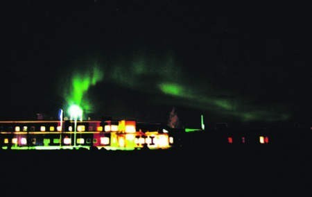 Zorza polarna nad szpitalem w Inuvik. Fot. archiwum...