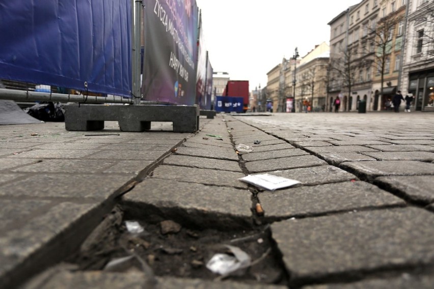 Kraków. Kilkunastotonowe TIR-y niszczą płytę Rynku [ZDJĘCIA, WIDEO]
