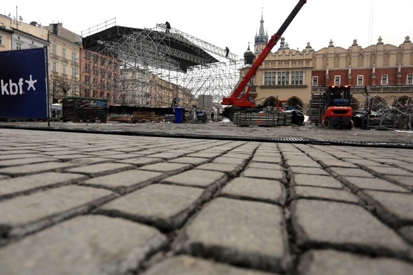 Kraków. Kilkunastotonowe TIR-y niszczą płytę Rynku [ZDJĘCIA, WIDEO]