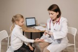 Pediatrzy w Tarnowie. Tych lekarzy najczęściej polecają pacjenci. Gdzie do pediatry z dzieckiem w Tarnowie w sezonie infekcji? 