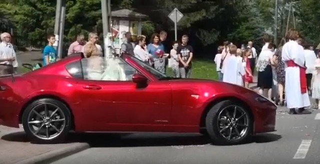 Ksiądz w kabriolecie z Najświętszym Sakramentem przewodniczył procesji Bożego Ciała w Starej Wsi pod Pszczyną. Ksiądz jechał w czerwonym kabriolecie Mazda MX-5. Do niecodziennej sytuacji doszło w parafii pod wezwaniem Świętej Jadwigi Śląskiej