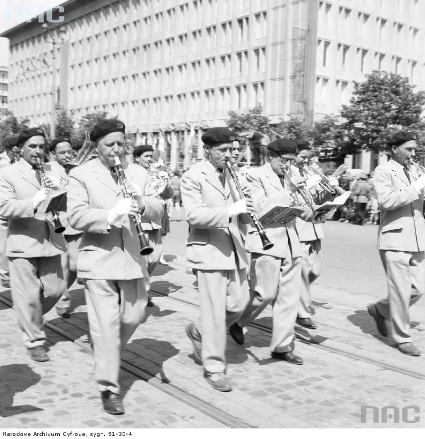 Tak świętowano 1 maja w w czasach PRL. Rakieta kosmiczna, panie w strojach gimnastycznych i cykliści [archiwalne zdjęcia]