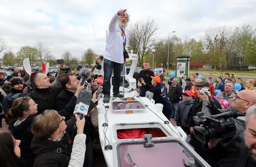 Doba przed nową, ekscytującą podróżą. Kolejka po autografy, wspólne zdjęcia i tłumy wielbicieli