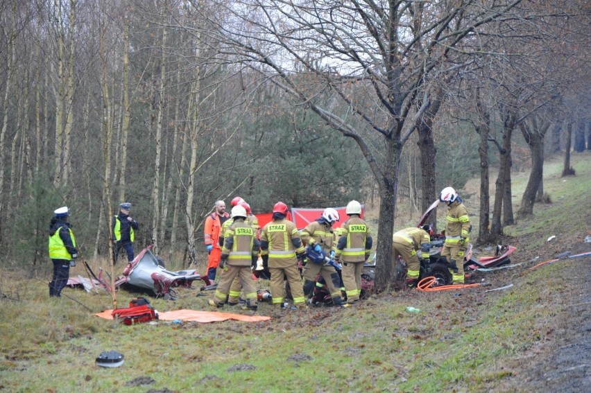 Lębork. Tragiczny wypadek samochodowy na DK6. Mężczyzna zginął na miejscu, kobieta zmarła w szpitalu