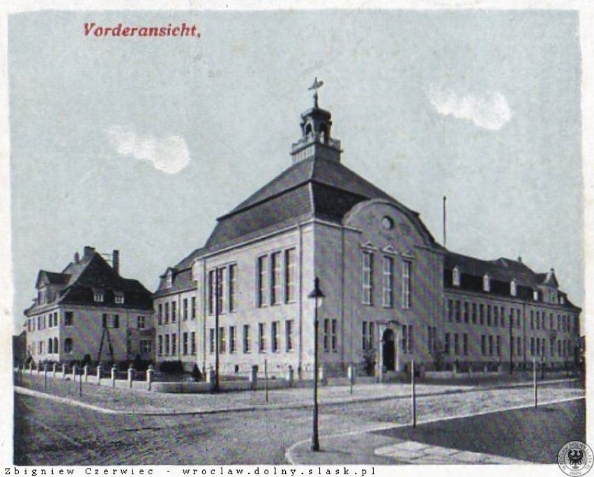 Ewangelickie gimnazjum zbudowano w latach 1908-1910