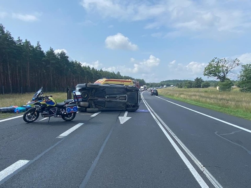 Na S10 dachowało auto! Dwie osoby ranne po wypadku na drodze ekspresowej [zdjęcia]