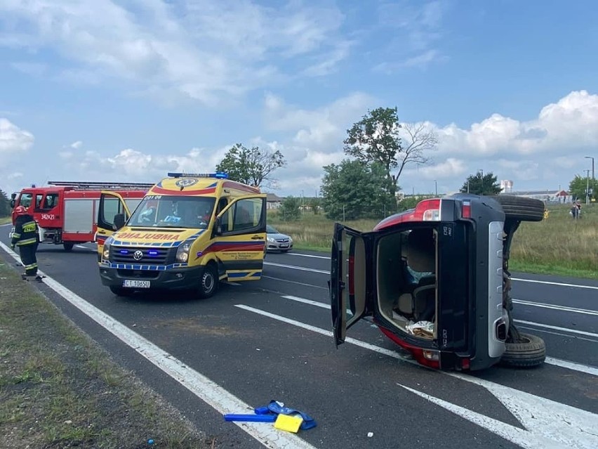 Na S10 dachowało auto! Dwie osoby ranne po wypadku na drodze ekspresowej [zdjęcia]