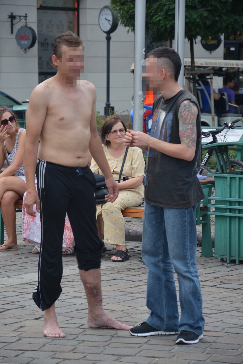 Mężczyźni bez koszulek w centrum Krakowa.