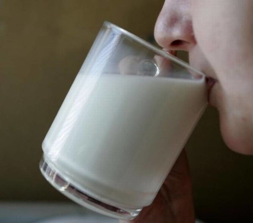 Zatrzymano 11 osób związanych z gostyńską SM. Rozcieńczano mleko z wodą. Sprawą zajęła się Prokuratura Okręgowa w Poznaniu