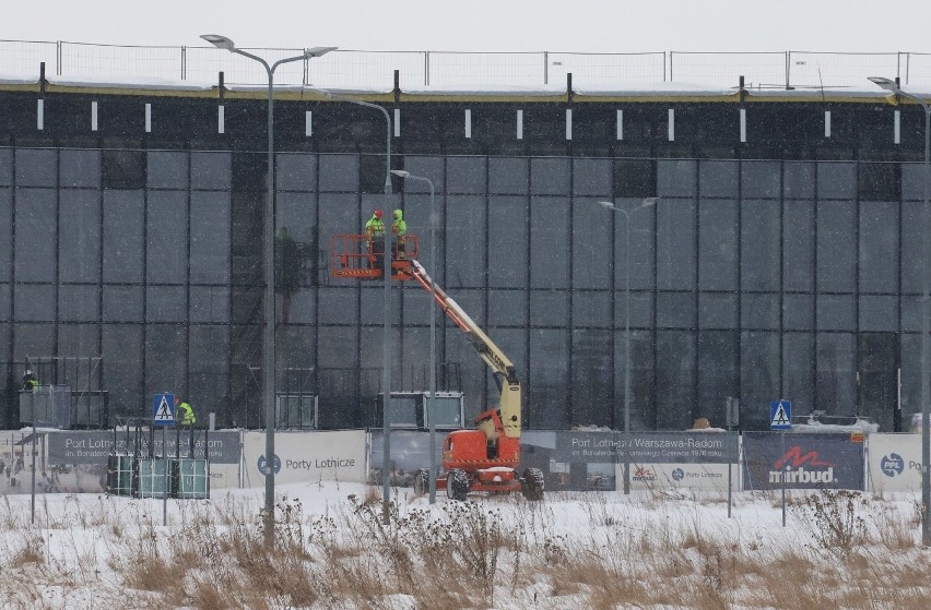 Budowa lotniska w Radomiu. Terminal powstaje bez opóźnień. Zobacz zdjęcia