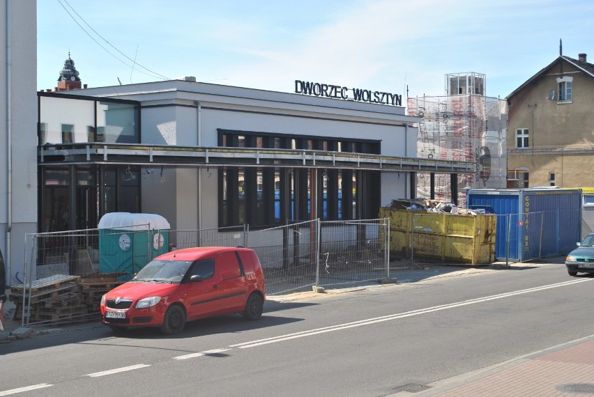 Dworzec w Wolsztynie już niedługo będzie gotowy. Pracownicy...