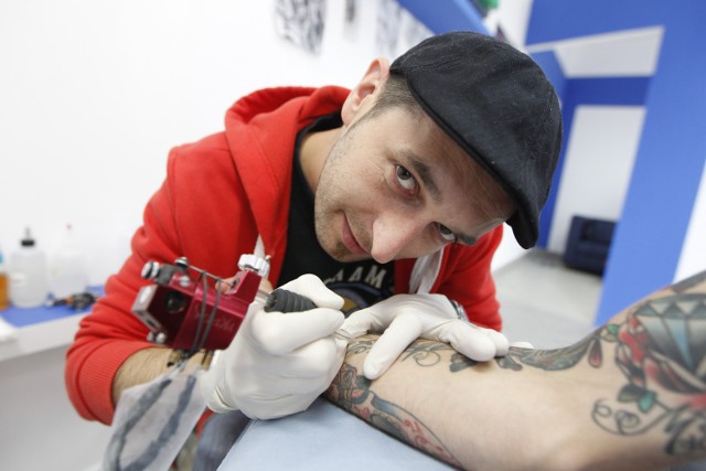 -&nbsp;Dziś ludzie zaczynają dostrzegać w tatuażach piękno - mówi Dariusz Kamyk