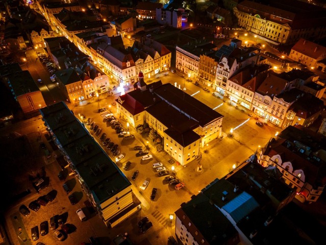 Żary w nocy prezentują się szczególnie piękne. A jak możesz spojrzeć na nie z góry to widoki zapierają dech w piersiach.