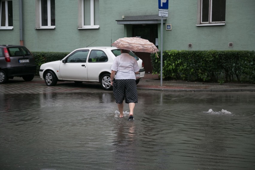 Burze w Małopolsce. Gwałtowne ulewy i zalane ulice [ZDJĘCIA, WIDEO]