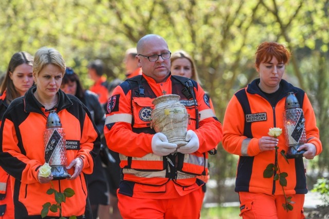 42-letni Artur Urbaniak, ratownik, który zginął w tragicznym wypadku w Puszczykowie, został w środę pochowany na cmentarzu Junikowo. Mężczyznę żegnali najbliżsi oraz koledzy z pracy.

Zobacz kolejne zdjęcie --->