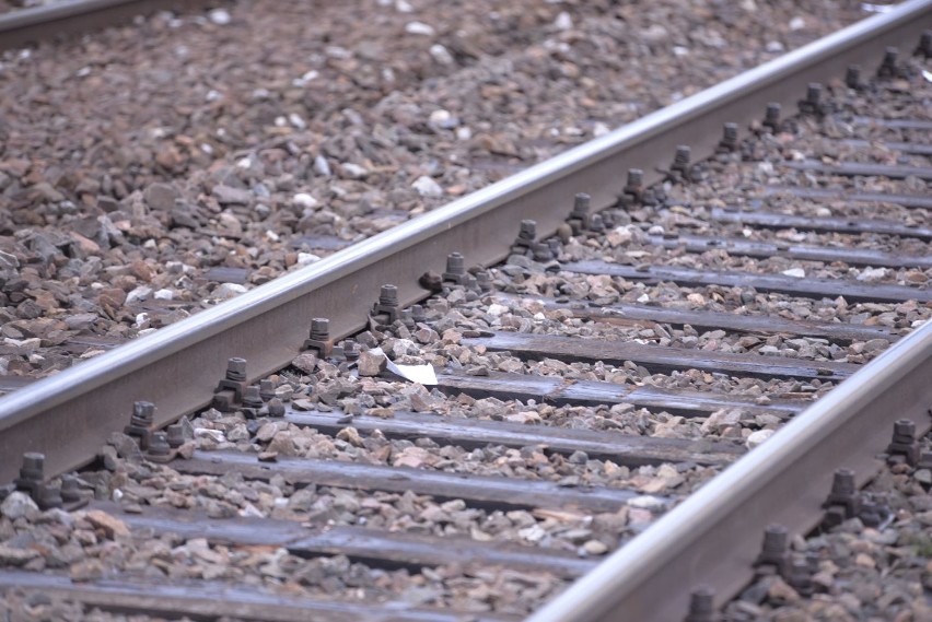 Śmiertelne potrącenie przez pociąg 16-latka na Promiennej we Włocławku [wideo]