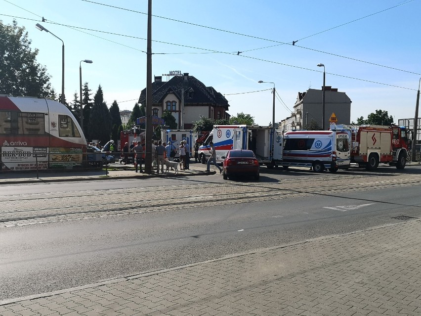 Samochód wjechał pod pociąg w Grudziądzu. Są ranni [zdjęcia]