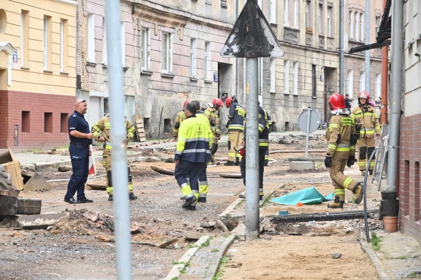 Pilne! Tragedia w Wałbrzychu. Wybuch gazu w dużej kamienicy. Trwa ewakuacja! [ZDJĘCIA]