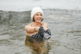 Anna Popek ma 53 lata i zachwyca figurą! Dziennikarka odsłoniła smukłe ciało na śniegu. Internauci podzieleni