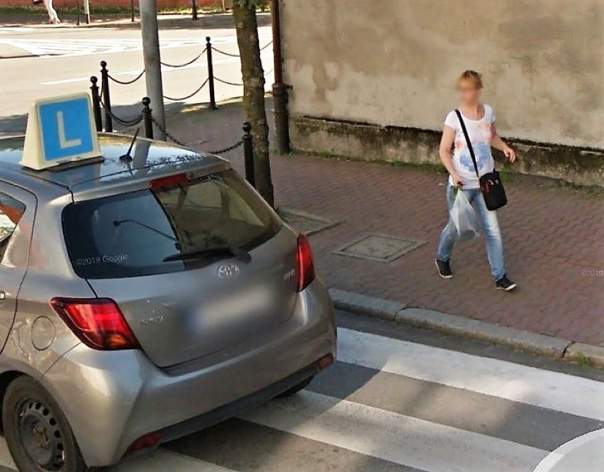 Jak ubierają się wadowiczanie? Moda i stylizacje mieszkańców na ulicach Wadowic na zdjęciach z Google Street View [ZDJĘCIA]