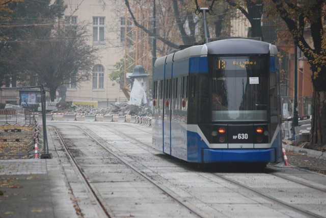 Po ulicy Dunajewskiego możliwy już jest ruch tramwajów. Samochody i rowery wrócą na tę część drogi wokół plant za kilka tygodni.