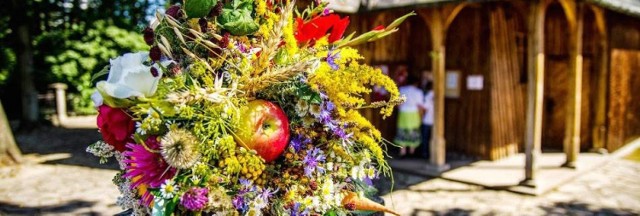 wtorek, 15 sierpnia 2017 - środa, 16 sierpnia 2017
Mały Rynek 

15 sierpnia już po raz ósmy odbędzie się konkurs Cudowna Moc Bukietów. Za jego sprawą Mały Rynek wypełni się zapachem ziół: mięty, rumianku, piołunu czy dziurawca oraz polnych kwiatów – dzwonków, maków, chabrów, stokrotek. Tradycyjnie po mszy św. w kościele Mariackim wyruszy korowód zielny z udziałem Krakowskiej Kongregacji Kupieckiej i Towarzystwa Przyjaciół Bronowic, który poprowadzi Lidia Jazgar. Poświęcone w święto Matki Bożej Zielnej bukiety według tradycji nabierały leczniczych mocy, a przechowywane przez cały rok miały chronić całe domostwo od choroby i nieszczęścia.