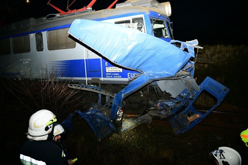 Wypadek w Kulejach. Pociąg wjechał w busa. Kierowca samochodu był pijany [ZDJĘCIA, WIDEO]