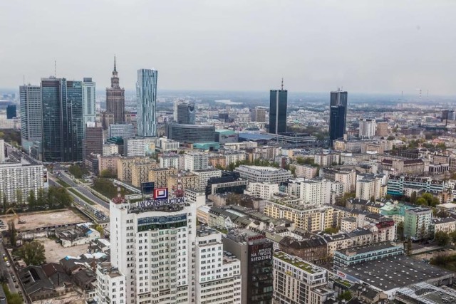 Swoją renomę od lat zachowuje Wola. Mimo, że jest dwa razy mniejsza niż Mokotów, obecnie mieszkania rozchodzą się tutaj jak „ciepłe bułeczki”. To zasługa wielkich inwestycji deweloperów. Wola to najszybciej zmieniająca się dzielnica Warszawy. W tej chwili buduje się tu kilkanaście nowych obiektów biurowych, a za nimi tworzą się kolejne osiedla. Co dziesiąte mieszkanie sprzedawane jest właśnie na Woli, mimo że mkw kosztuje tutaj ponad 7,5 tys. zł. 

Zobacz też: Antyranking warszawskich dzielnic. Które części stolicy omijamy szerokim łukiem?