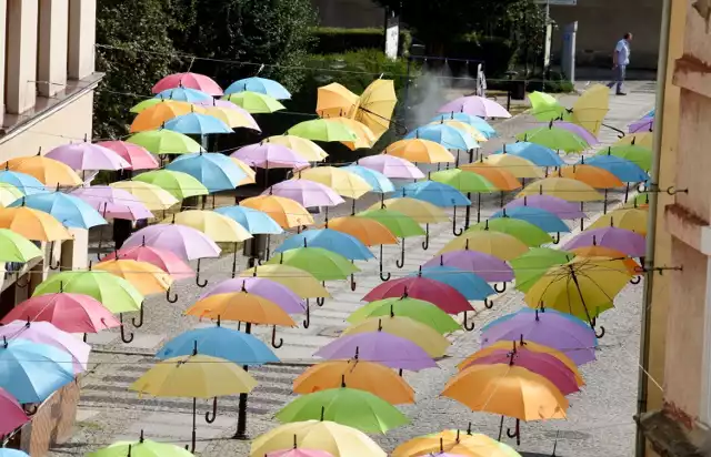 Parasolki nad ulicą Kilińskiego prezentują się bajecznie. Zobacz więcej zdjęć z góry