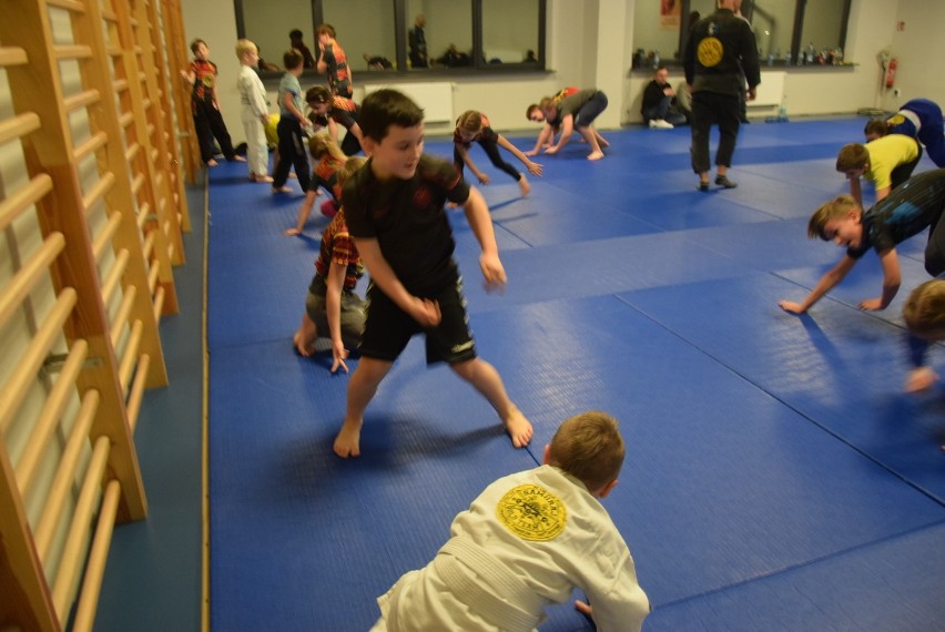 "Nazywa nas małymi samurajami" czyli za co dzieci kochają brazylijskie ju-jitsu. Z wizytą na treningu w Samuraj Gold Team Junior [ZDJĘCIA]