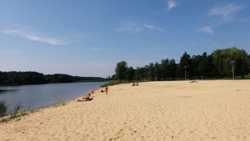 Plaża nad zalewem w Blachowni, koło Częstochowy. Kiedyś była...