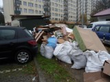 Tarnów. Wysypiska śmieci straszą przed blokami.  Mieszkańcy proszą o pomoc strażników miejskich. Mamy zdjęcia!