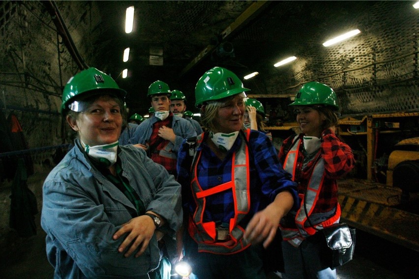 Panie zwiedzają kopalnie pod opieką pracowników KGHM