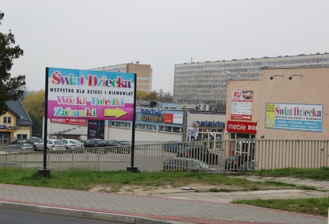 Poszliśmy śladem fotografów, którzy w latach 80 robili galerię zdjęć z centrum Jastrzębia-Zdroju. A my dziś, 40 lat później, stanęliśmy dokładnie w miejscu robienia zdjęć, wykonując identyczne kadry. Co z tego wyszło? Zobaczcie!