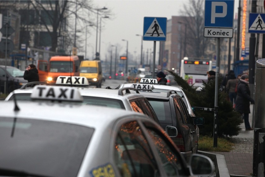 W Krakowie coraz trudniej jest znaleźć taksówkę