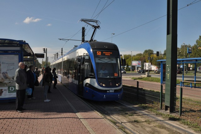 22.09.2015 krakow
ul. witosa odcinek miedzy petla tramwajowa a przystankiem witosa
n/z drugi krakowiak rg 902 na trasie linii nr 50
fot. andrzej wisniewski / polskapresse / dziennik polski