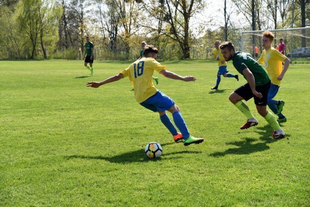 Mecz w Przytocznej rozpoczął się fatalnie dla gospodarzy. Kilka minut po pierwszym gwizdku sędziego Michał Sobczak zdobył pierwszego gola dla gości. Do przerwy zawodnicy z Sulęcina wiele ponawiali ataki na bramkę Zjednoczonych, ale na szczęście dla gospodarzy nie potrafili skutecznie zakończyć żadnej z akcji pozwolili im przejąć inicjatywę. Zwiastunem zwycięstwa  podopiecznych Arnolda Dymnickiego był wyrównujący gol, zdobyty w 35. minucie przez Jarosława Krysiaka – byłego zawodnika międzychodzkiej Warty.