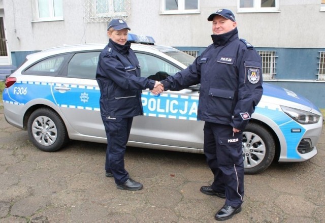 Grzegorz Radzikowski, komendant powiatowy policji w Łowiczu w poniedziałek (10 lutego) przekazał Marzenie Łysio, kierownikowi rewiru dzielnicowych kluczyki do nowiutkiego hyundaia i30