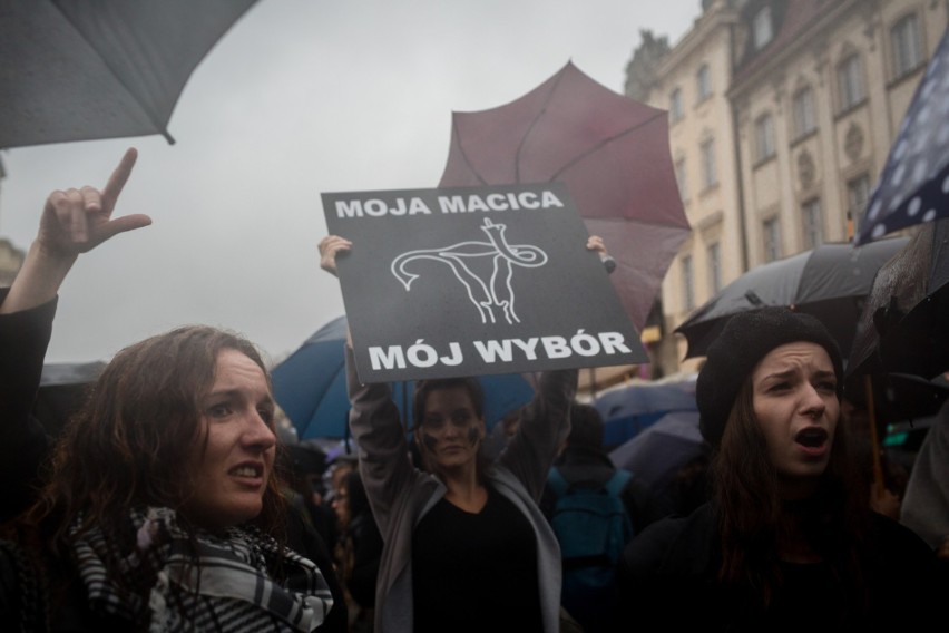 Czarny protest na placu Zamkowym. Tysiące protestujących kobiet na starówce [ZDJĘCIA, WIDEO]