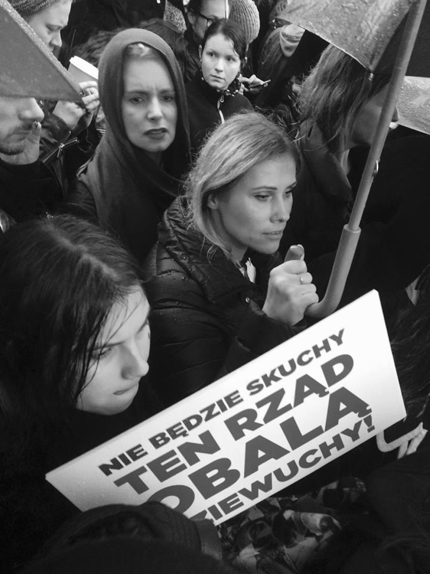 Czarny protest na placu Zamkowym. Tysiące protestujących...