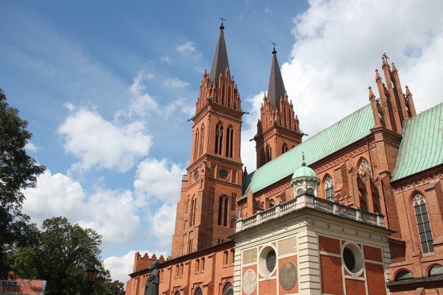 Coraz więcej turystów zagląda do Włocławka, odwiedzając zabytki i miejsca, z których miasto jest znane. Można wybrać się do nich samodzielnie, można też z przewodnikiem. A oto 10 obiektów, które trzeba we Włocławku zobaczyć!

1. Włocławska bazylika katedralna Wniebowzięcia NMP, której budowa trwała około 200 lat.