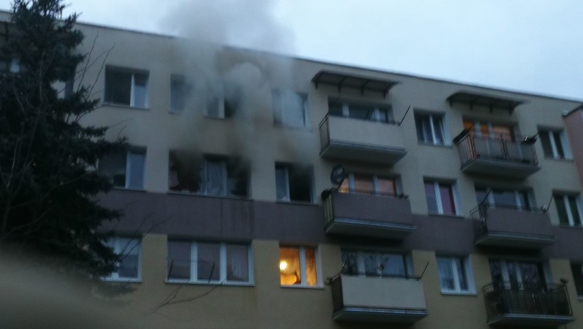 Tragiczny pożar w bloku przy ul. 14 Pułku Piechoty we Włocławku [zdjęcia]