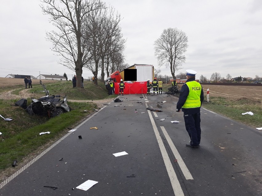 Tragiczny wypadek w regionie. Nie żyje 27-latek, kierowca samochodu marki BMW [zdjęcia, nowe informacje]