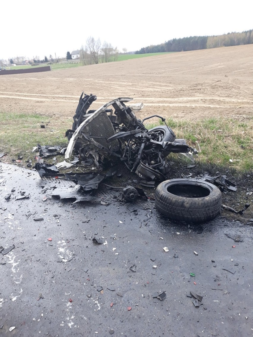 Tragiczny wypadek w regionie. Nie żyje 27-latek, kierowca samochodu marki BMW [zdjęcia, nowe informacje]