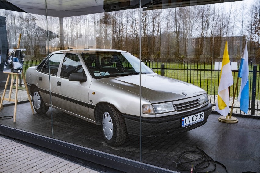 Przed sanktuarium w Radzyminie w szklanej gablocie stanął Opel Vectra Jana Pawła II. To relikwia drugiego stopnia