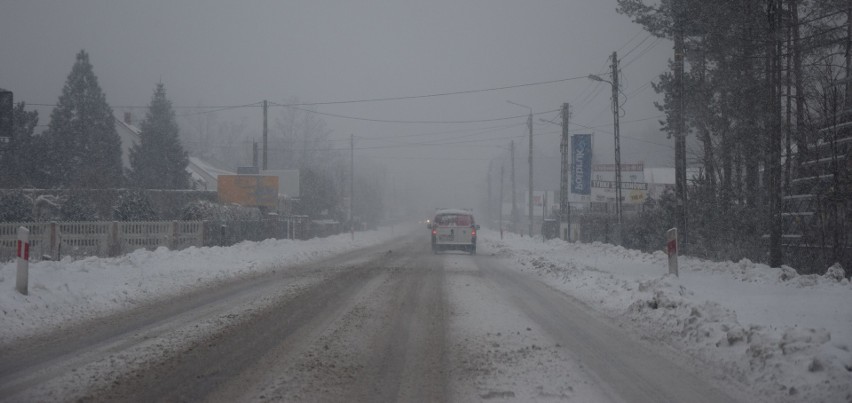 Duże opady śniegu – trudna sytuacja na drogach powiatu włoszczowskiego