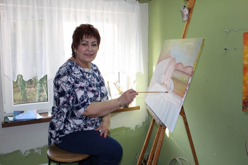 Maryla Zborowska ze Sławy maluje obrazy. Marzyła o tym od podstawówki, ale udało się dopiero na emeryturze